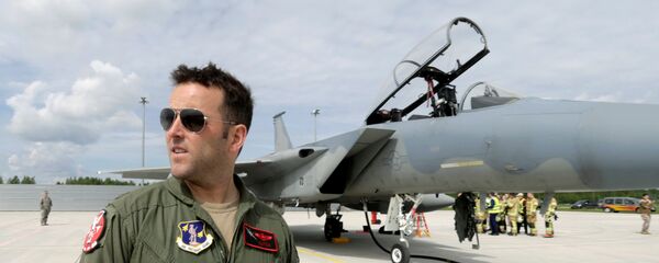 Пилот истребителя F-15 Eagle на военной авиабазе в Лиелварде Пилот истребителя F-15 Eagle на военной авиабазе в Лиелварде - Sputnik Lietuva