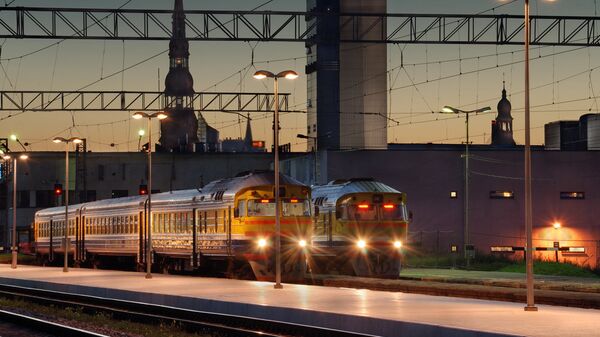 Железнодорожный вокзал в Риге, часы - Sputnik Литва