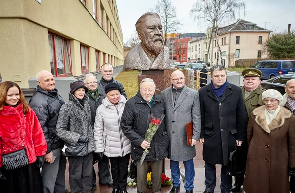 Памятник Йонасу Яблонскису в Каунасе Памятник Йонасу Яблонскису в Каунасе - Sputnik Lietuva