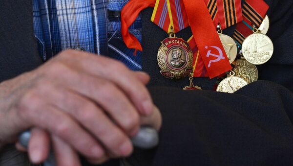 Ордена и медали на груди ветерана Великой отечественной войны, архивное фото - Sputnik Литва
