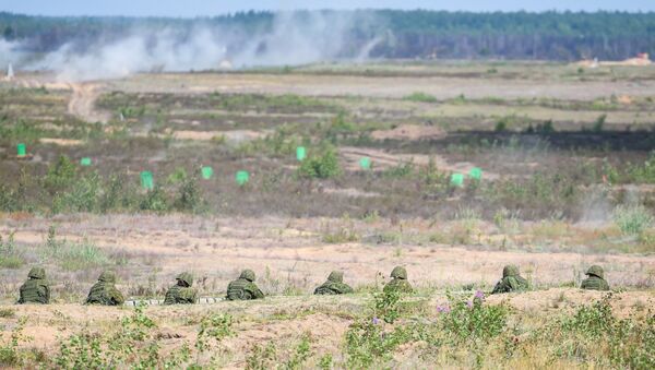 Литовские солдаты стреляют на полигоне во время учений Железный волк-2016 - Sputnik Литва