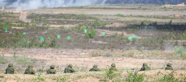Литовские солдаты стреляют на полигоне во время учений Железный волк-2016 - Sputnik Литва