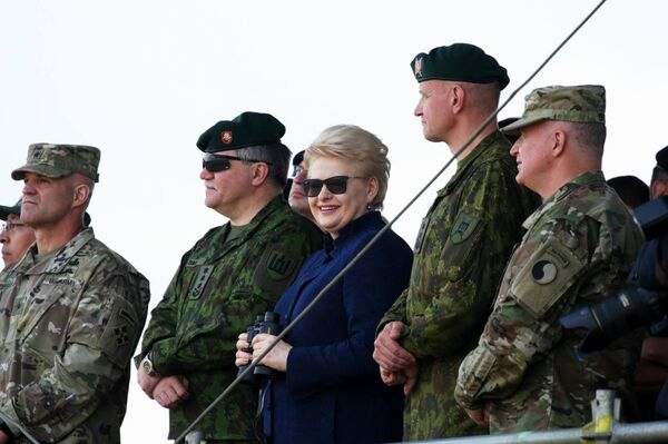 Президент Литвы Даля Грибаускайте и солдаты литовской армии во время учений Железный волк-2016 - Sputnik Литва