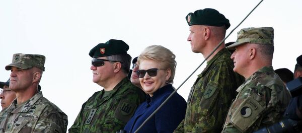 Президент Литвы Даля Грибаускайте и солдаты литовской армии во время учений Железный волк-2016 - Sputnik Литва