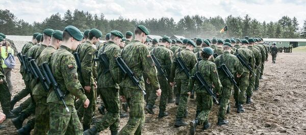 Марширующие солдаты литовской армии во время учений Железный волк-2016 Марширующие солдаты литовской армии во время учений Железный волк-2016 - Sputnik Lietuva