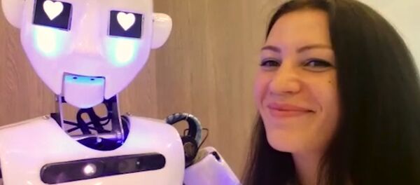 Милый наноробот на ПМЭФ делал селфи с корреспондентом Sputnik - Sputnik Литва