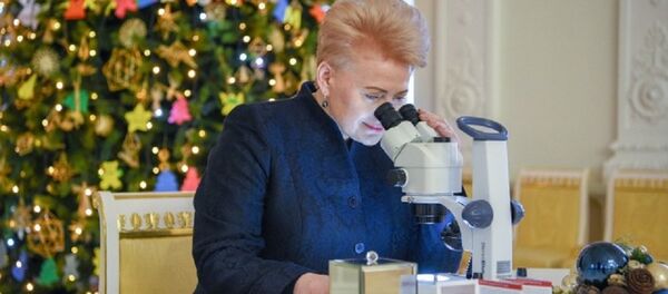 Даля Грибаускайте смотрит в микроскоп - Sputnik Литва