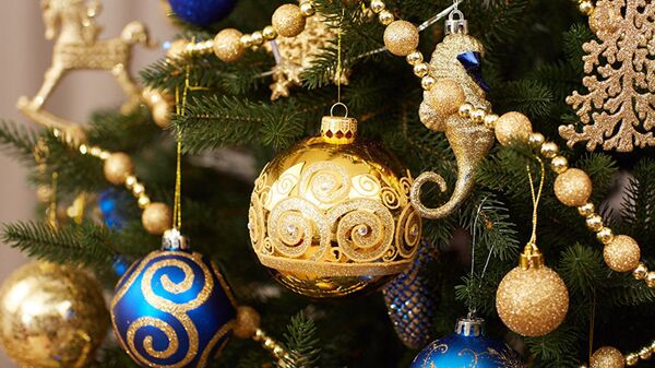 Цветы и гирлянды: как украсить новогоднюю елку в этом году - Sputnik Lietuva