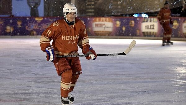 Владимир Путин принял участие в товарищеском матче Ночной хоккейной лиги, который прошёл на Красной площади - Sputnik Lietuva