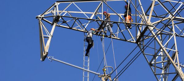 Обслуживание линии электропередач, архивное фото - Sputnik Литва