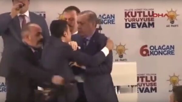 Мужчина попытался обнять Эрдогана во время его выступления - Sputnik Литва