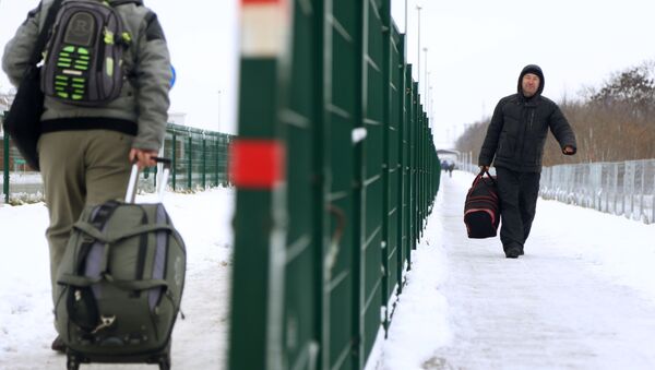 Люди на пункте пропуска Нехотеевка на российско-украинской границе в Белгородской области - Sputnik Литва