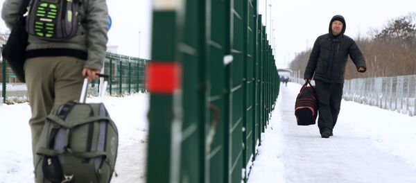 Люди на пункте пропуска Нехотеевка на российско-украинской границе в Белгородской области Люди на пункте пропуска Нехотеевка на российско-украинской границе в Белгородской области - Sputnik Lietuva