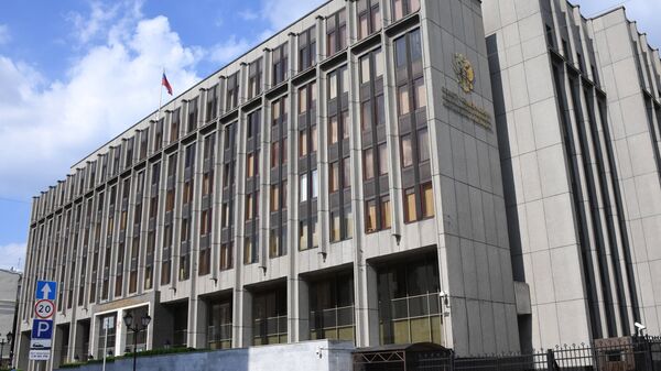 Здание Совета Федерации Федерального Собрания Российской Федерации на улице Большая Дмитровка в Москве - Sputnik Литва