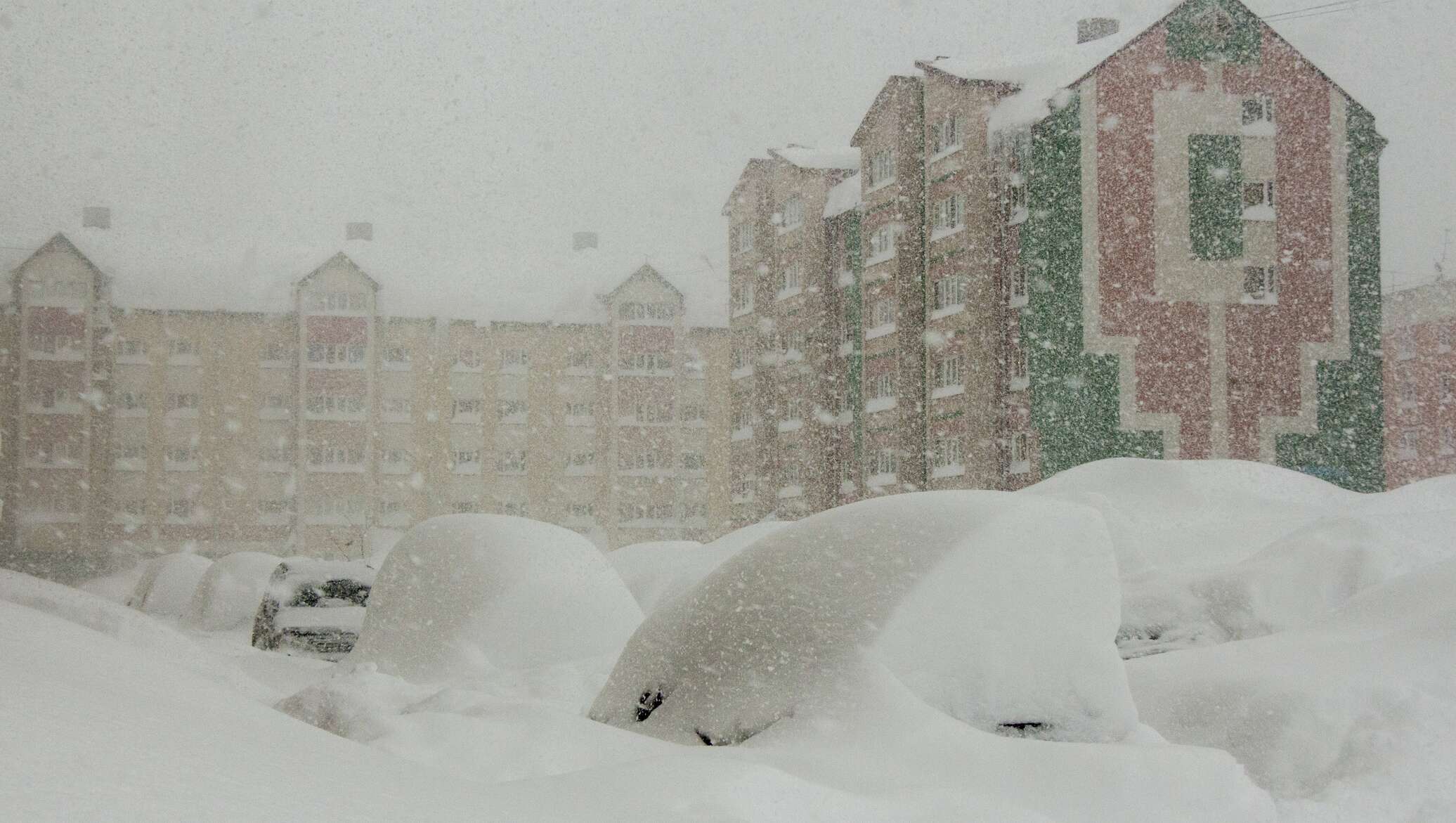 Зима 2000 года. Норильск зима. Город занесенный снегом. Сугробы в Южном Сахалине. Зимний Сахалин.