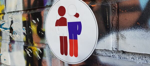 Наклейка с двумя фигурами (цвета латвийского и российского флагов) - Sputnik Литва