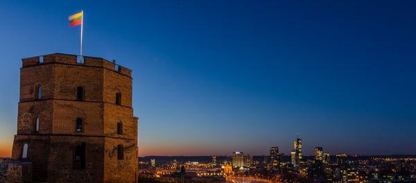 Флаг на башне Гедиминаса, вечерний Вильнюс - Sputnik Литва