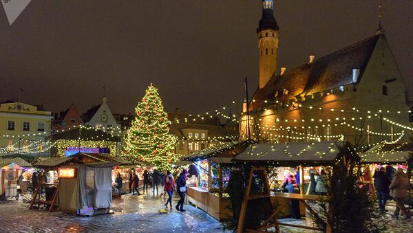 Вечерний Таллин в преддверии новогодних праздников, архивное фото - Sputnik Литва