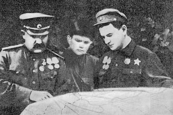 Анатолий Гаврилович Гунарь (в центре) - Sputnik Литва