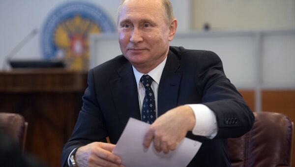 Президент РФ В. Путин подал в ЦИК документы для выдвижения кандидатом на выборах президента в 2018 году - Sputnik Литва