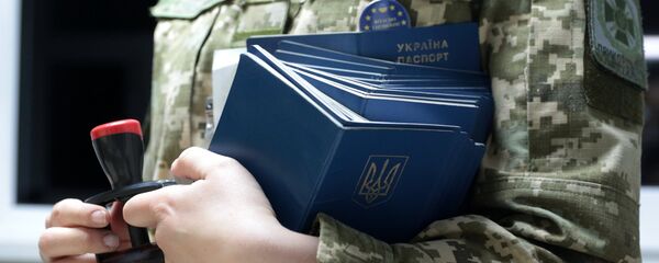 Сотрудница пограничной службы Украины на международном пункте пропуска через украинско-польскую границу, архивное фото - Sputnik Литва