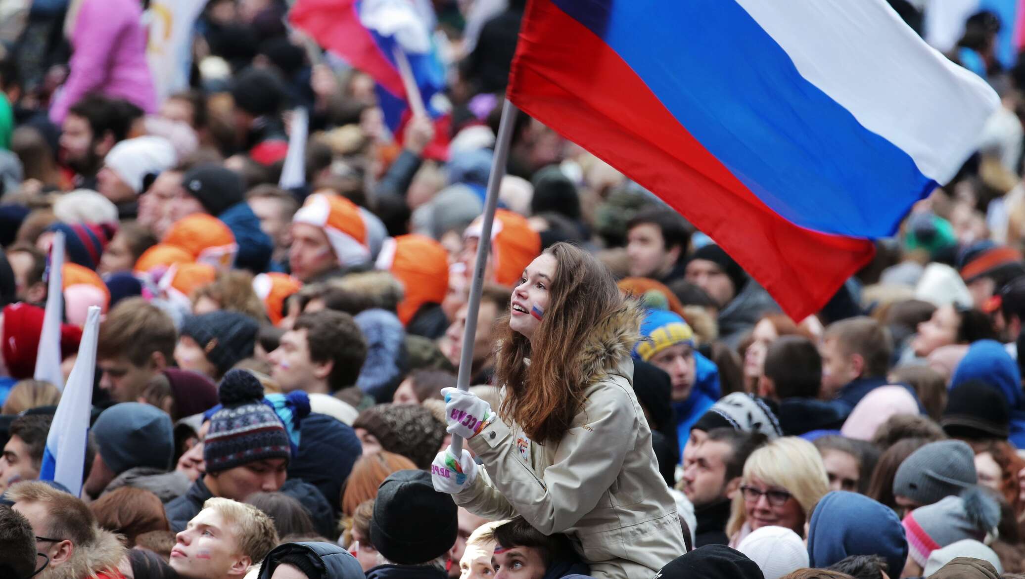 Сегодня. Россия люди. Жители России. Современные россияне. Толпа с флагами.