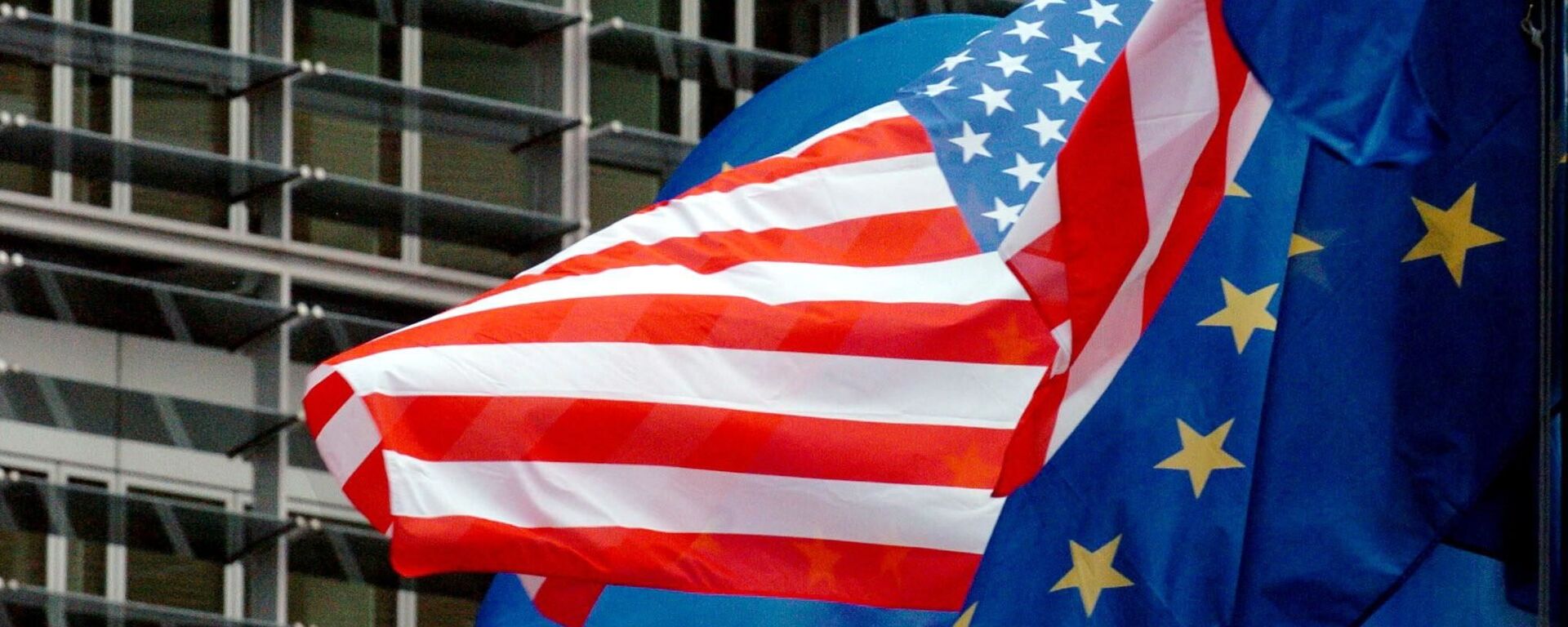 Флаги США и Евросоюза перед зданием Еврокомиссии в Брюсселе - Sputnik Lietuva, 1920, 09.03.2021
