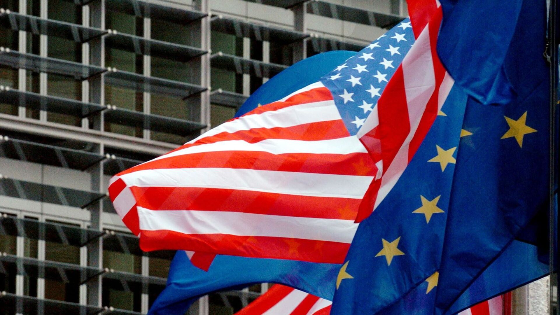Jungtinių Valstijų ir Europos Sąjungos vėliavos priešais Europos Komisijos pastatą Briuselyje - Sputnik Lietuva, 1920, 11.07.2021
