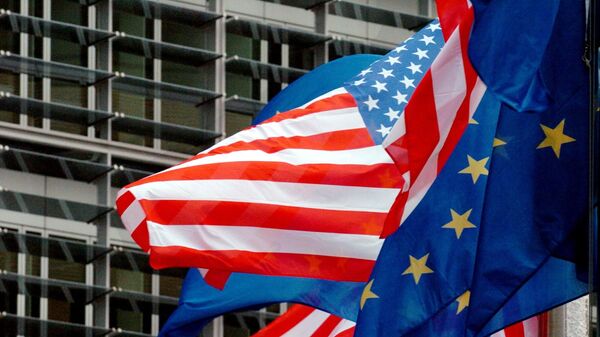 Флаги США и Евросоюза перед зданием Еврокомиссии в Брюсселе, архивное фото - Sputnik Литва