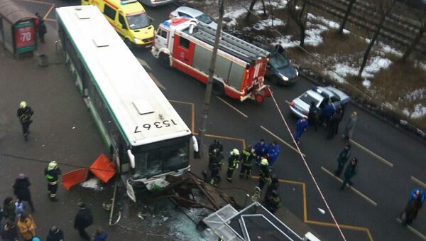 Автобус врезался в остановку на северо-западе Москвы - Sputnik Lietuva
