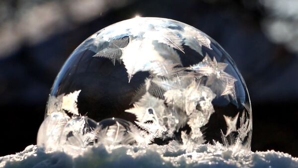 Что происходит с мыльным пузырем на морозе - Sputnik Литва