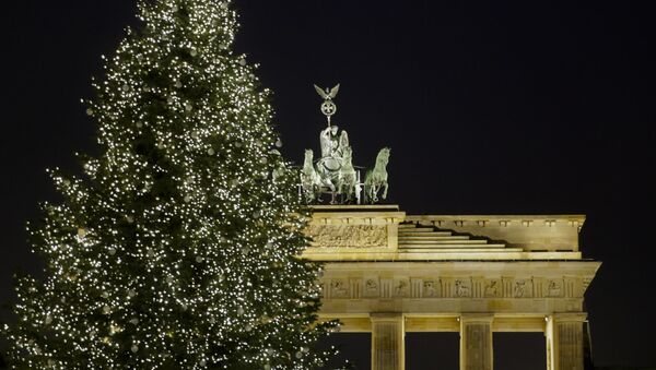 Рождественское дерево у Бранденбургских ворот в Берлине, Германия - Sputnik Литва