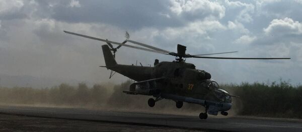Российский ударный вертолет МИ-24 на взлетно-посадочной полосе аэродрома Хмеймим, архивное фото - Sputnik Литва
