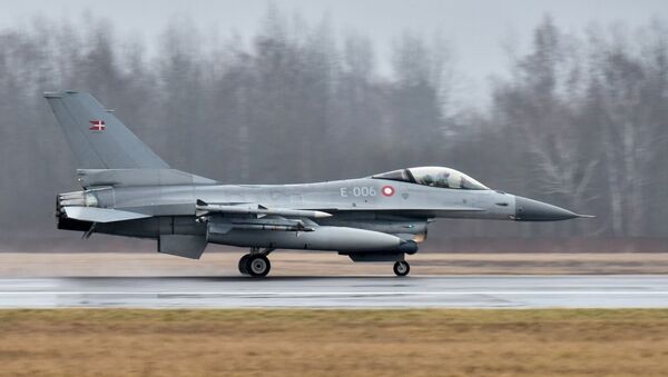 Истребитель F-16 королевских ВВС Дании на дежурстве в Литве, архивное фото - Sputnik Литва