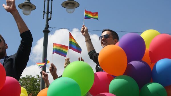 Воздушные шары цветов радуги украшали шествие - Sputnik Литва