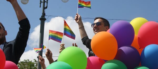 Воздушные шары цветов радуги украшали шествие - Sputnik Литва