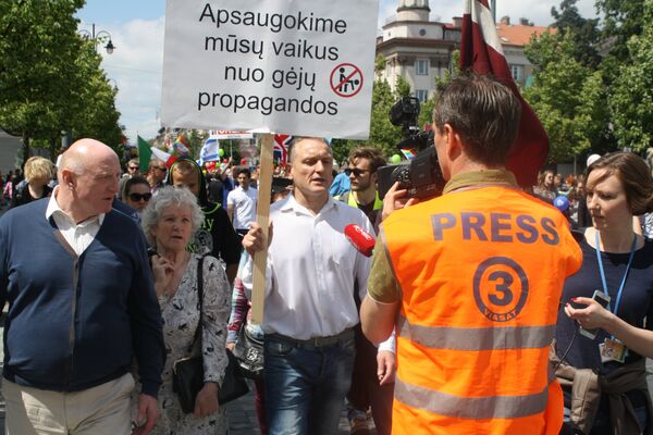 Гомофобы рядом с шествием требуют защитить своих детей от гей-пропаганды - Sputnik Литва