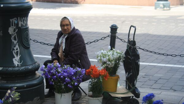 Пенсионерка торгует цветами на пр.Гядиминаса (Вильнюс) - Sputnik Литва