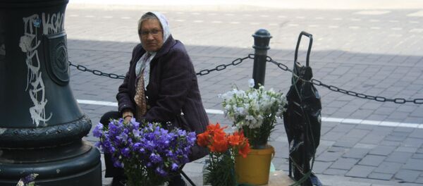Пенсионерка торгует цветами на пр.Гядиминаса (Вильнюс) - Sputnik Литва