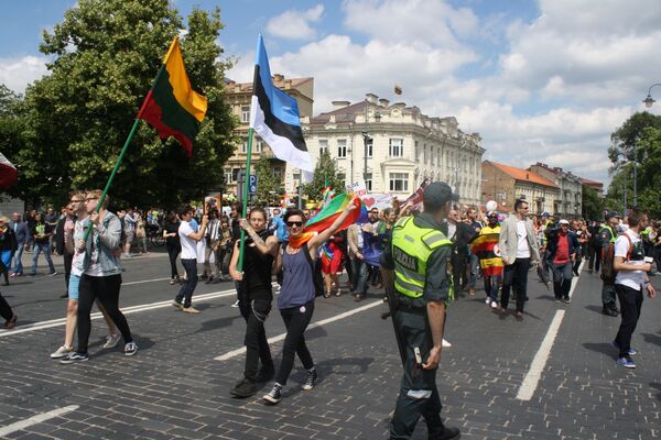 Полиция охраняет шествие у Кафедральной площади Вильнюса - Sputnik Литва