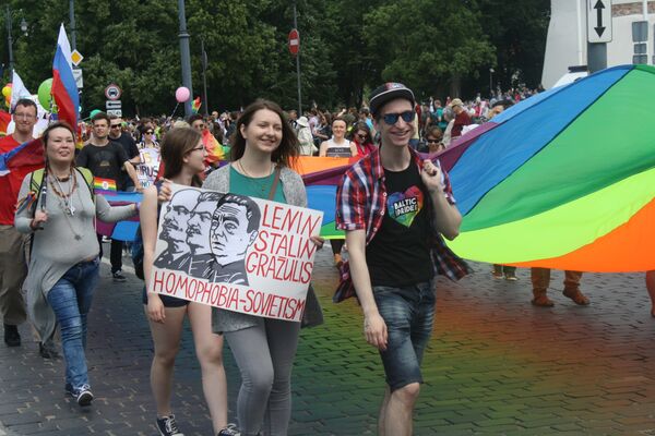 Участники гей-парада с плакатом Ленин-Сталин- Гражулис - Sputnik Литва