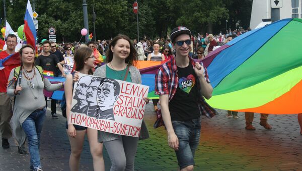Участники гей-парада с плакатом Ленин-Сталин- Гражулис - Sputnik Литва