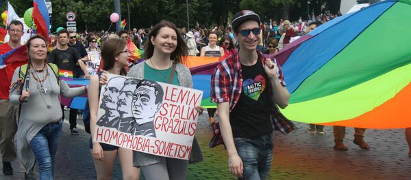 Участники гей-парада с плакатом Ленин-Сталин- Гражулис - Sputnik Литва