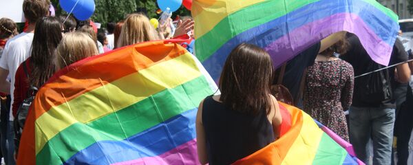 Флаги ЛГТБ на плечах участниц парада - Sputnik Литва