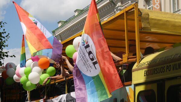 Флаги ЛГТБ украшали туристический автобус - Sputnik Литва