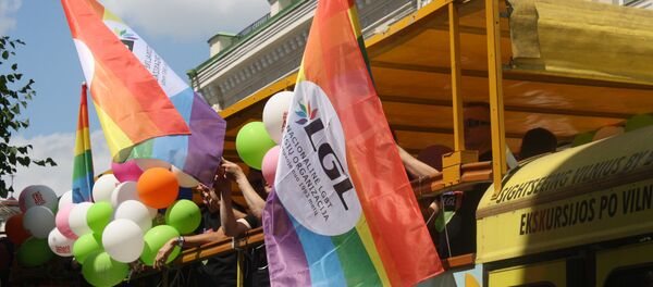 Флаги ЛГТБ украшали туристический автобус - Sputnik Литва