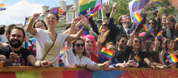 Члены ЛГТБ на площадке автобуса - Sputnik Литва