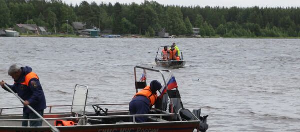 Трагедия на озере в Карелии: поисковая операция и заявление главы МЧС Трагедия на озере в Карелии: поисковая операция и заявление главы МЧС - Sputnik Литва