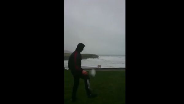 Airis sužaidė futbolą su uraganu - Sputnik Lietuva