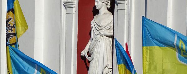 Фасад здания мэрии с украинскими флагами, Одесса, архивное фото Фасад здания мэрии с украинскими флагами, Одесса, архивное фото - Sputnik Литва